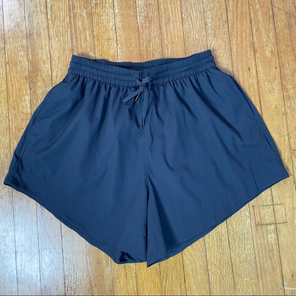 Lululemon On The Move Shorts Gray Textured Size 4